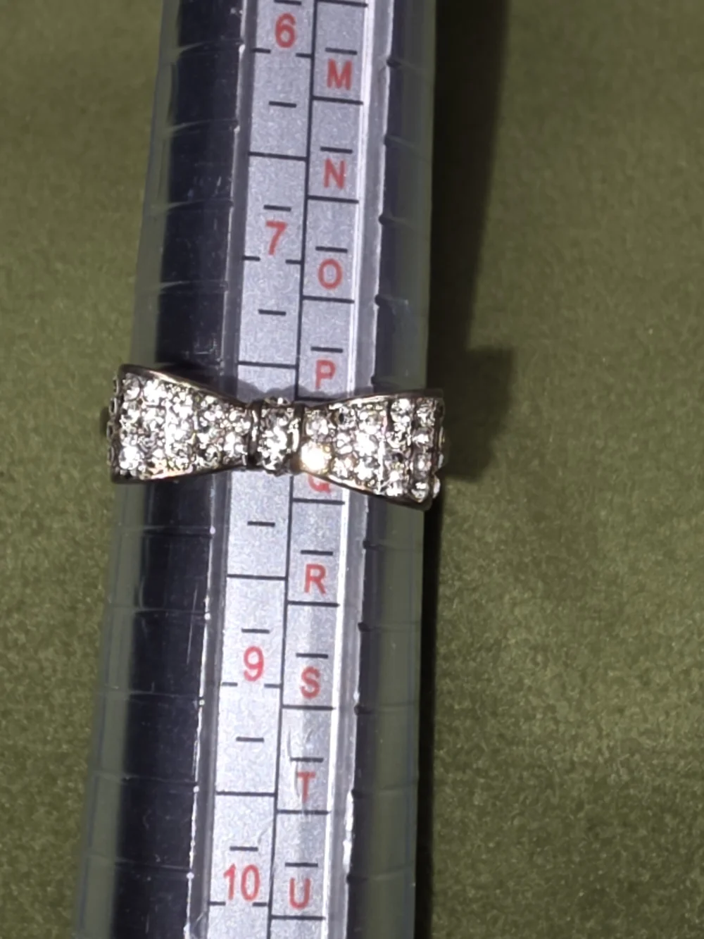 925 Sterling Size 8 Source Unknown Silver Bow Ring with Clear Crystals